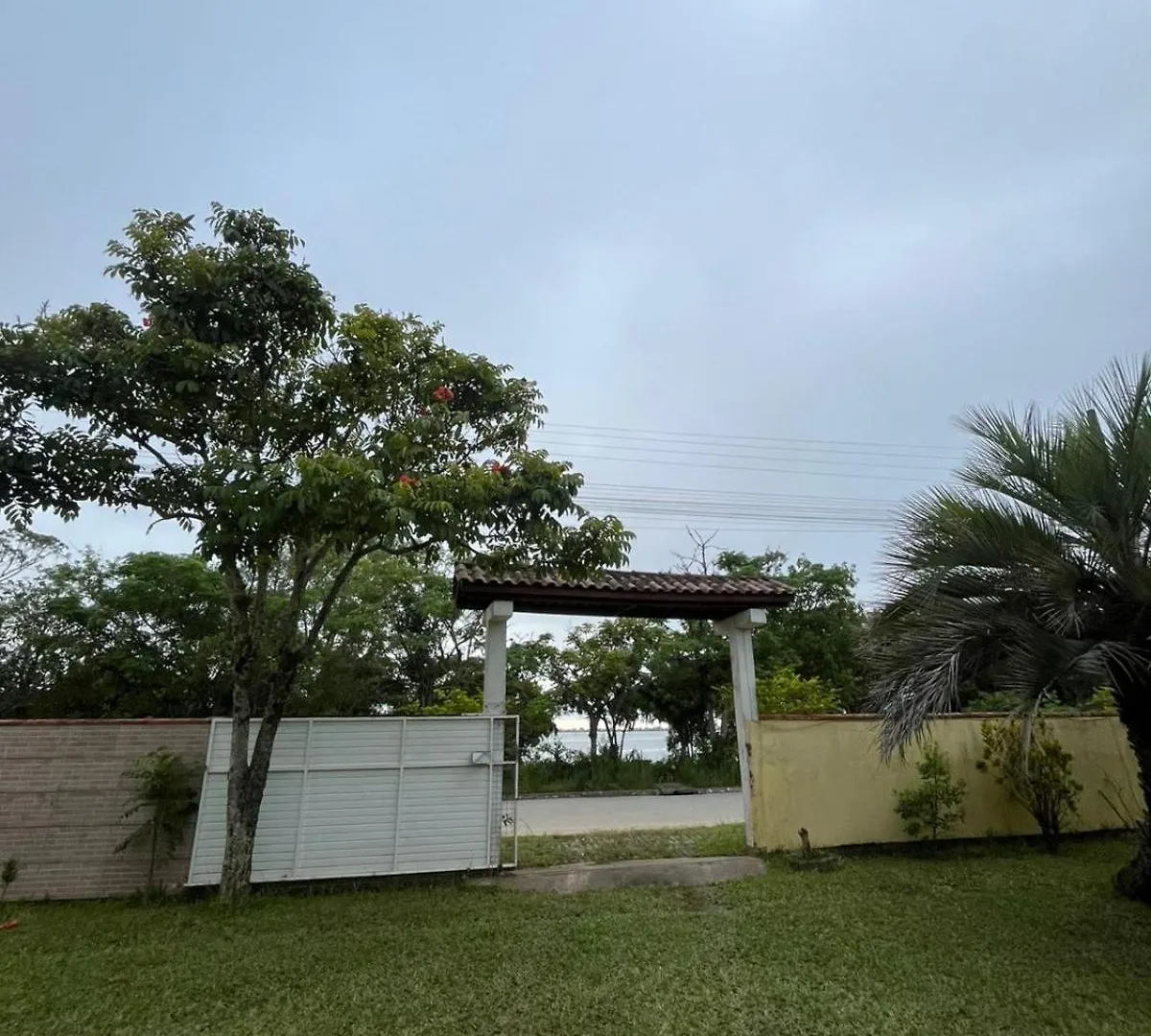 Casa Amarela Na Lagoa De Ibiraquera Imbituba  Casa de Férias